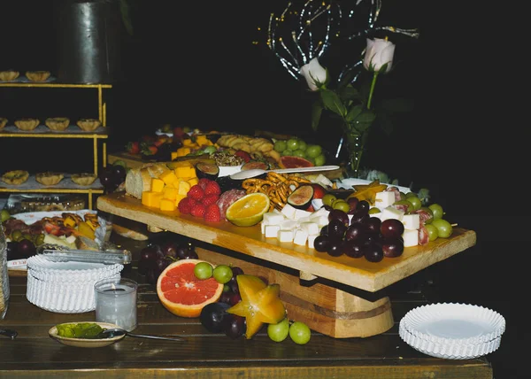 Kaasschotel Met Fruit Vleeswaren Tijdens Een Avondviering — Stockfoto