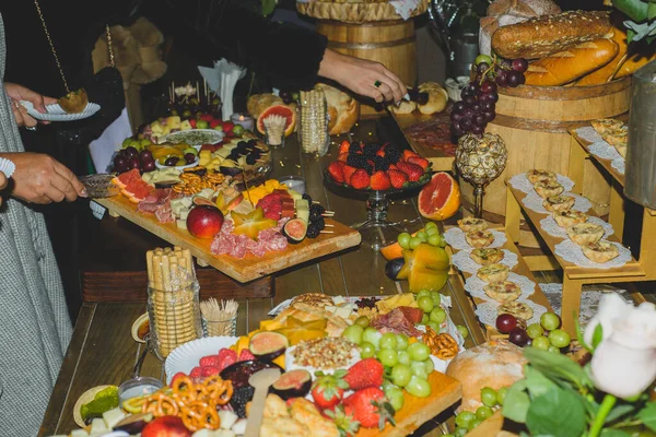 在一个晚上的庆祝活动中 有水果和冷肉类的奶酪盘 — 图库照片
