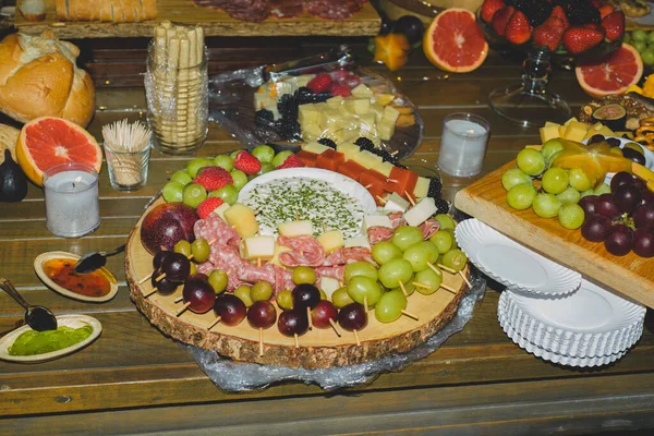 Sýrový Talíř Ovocem Studeným Masem Během Večerní Oslavy — Stock fotografie