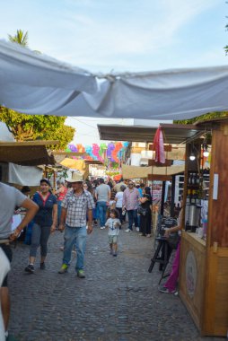 Comala, Colima. Meksika mı? Nisan 01, 2023. Ekmek, Punch ve Kahve Fuarı 'nda yoldan geçenler.