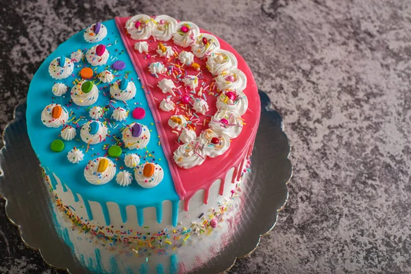 Nagyon Színes Torta Kék Rózsaszín Cukormázzal Díszítve Egy Cementasztalon — Stock Fotó