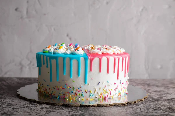 Zeer Kleurrijke Taart Versierd Met Blauw Roze Glazuur Een Cementtafel — Stockfoto