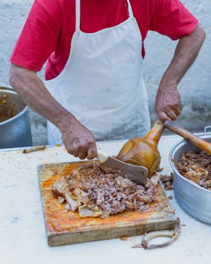 Birria 'yı hazırlayan kişi. Jalisco 'nun kuzu etinden yaptığı tipik yemekler..