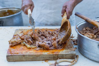 Birria 'yı hazırlayan kişi. Jalisco 'nun kuzu etinden yaptığı tipik yemekler..
