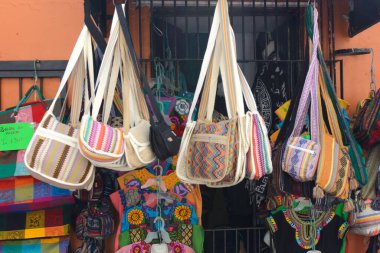 Farklı renklerde ipliklerle örülmüş el yapımı çantalar. Meksika 'dan el sanatları..