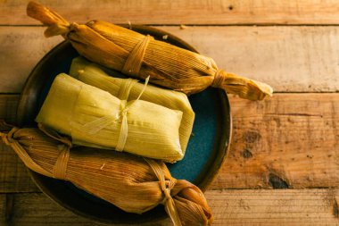 Tamale, tahtadan bir masada mısırdan yapılan tipik bir Meksika yemeği..