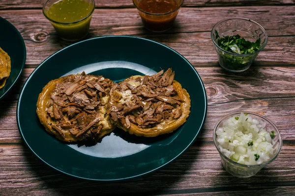 Sope Pocho Tipikus Mexikói Étel Fűszerekkel Tálalva Egy Asztalon — Stock Fotó