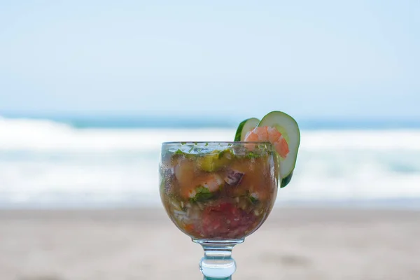Räkor Cocktail Med Strand Landskap Bakgrunden Suddig Bakgrund — Stockfoto