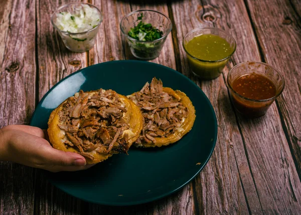 典型的なメキシコ料理で 木製のテーブルの上で調味料を提供しています — ストック写真