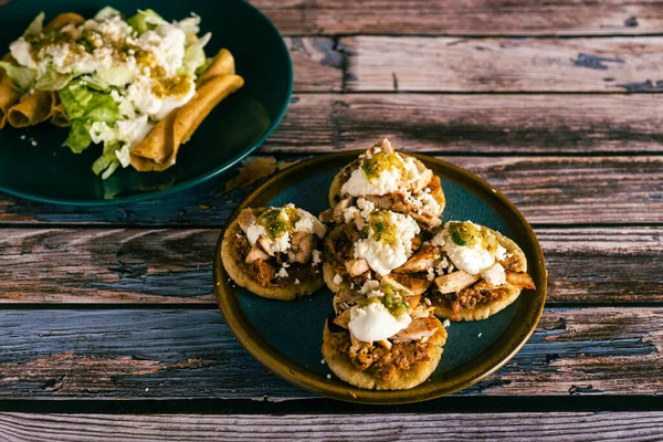 Sopitos Typisch Mexikanisches Gericht Auf Einem Holztisch Sopes Mexikanischer Imbiss — Stockfoto