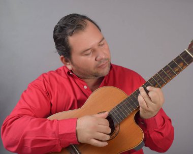 Gitar çalan adamın stüdyo portresi
