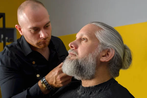 Barbeiro Cortar Estilizar Barba Homem Cabelos Grisalhos Corte Barba Processo — Fotografia de Stock
