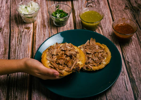 Sope Pocho Comida Típica Mexicana Servida Com Condimentos Uma Mesa — Fotografia de Stock