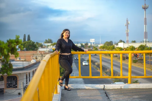 Portrét Mladé Ženy Pozitivním Přístupem Mostě Pro Pěší Západ Slunce — Stock fotografie