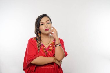 Umursamaz bir kadın. Beyaz arkaplan.