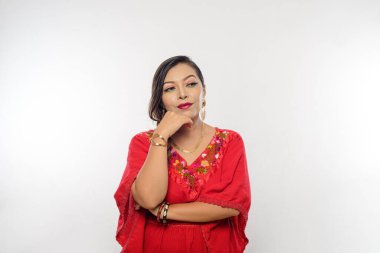 Umursamaz bir kadın. Beyaz arkaplan.