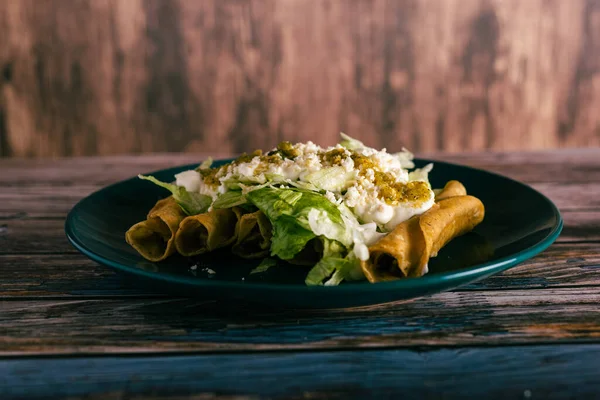 Tacos Flauta Sajttal Tejszínnel Salátával Egy Asztalon Mexikói Snack — Stock Fotó