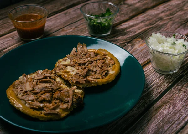 Sope Pocho Comida Típica Mexicana Servida Con Condimentos Sobre Una —  Fotos de Stock