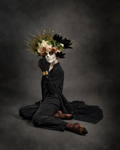 Retrato Estudio Drag Queen Catrin Catrina Vestida Negro Con Corona — Foto de Stock