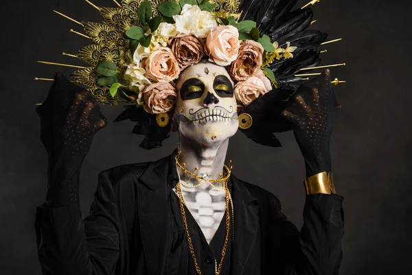 ドラァグクイーンカトリンのスタジオポートレート 花冠と黒で身に着けているカトリン ハロウィンや死者の日のためのメイク — ストック写真