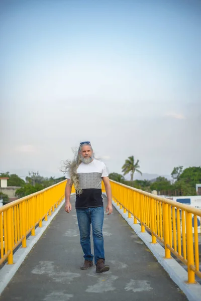 Homem Cabelos Grisalhos Cabelos Compridos Numa Ponte Pedonal — Fotografia de Stock