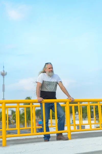 Homem Cabelos Compridos Cabelos Grisalhos Numa Ponte Pedonal Com Vista — Fotografia de Stock
