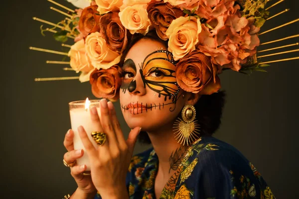 砂糖の頭蓋骨の化粧をした女性の肖像画 暗い背景を持つ死者とハロウィンの文字の日 — ストック写真