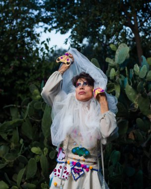 Kırsal alanda bir travestinin portresi. İkili cinsiyet içermeyen birinin portresi doğayla etkileşim halinde..