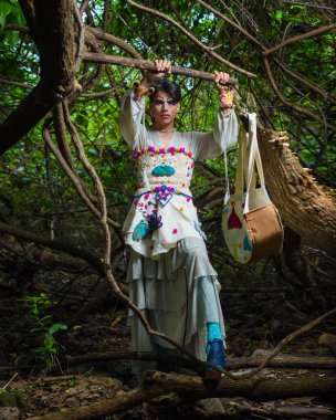 Kırsal alanda bir travestinin portresi. İkili cinsiyet içermeyen birinin portresi doğayla etkileşim halinde..