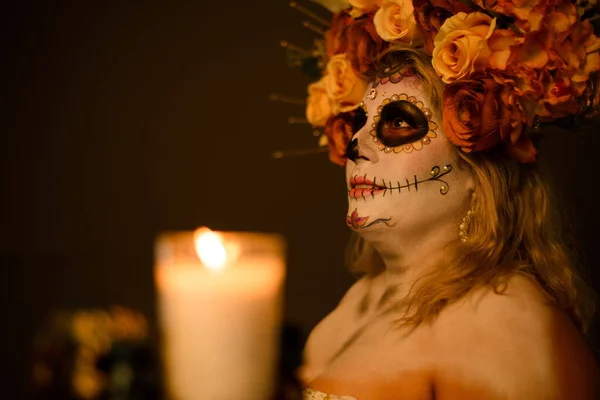 Retrato Una Mujer Maquillada Con Catrina Vestido Novia Vela Cráneo — Foto de Stock