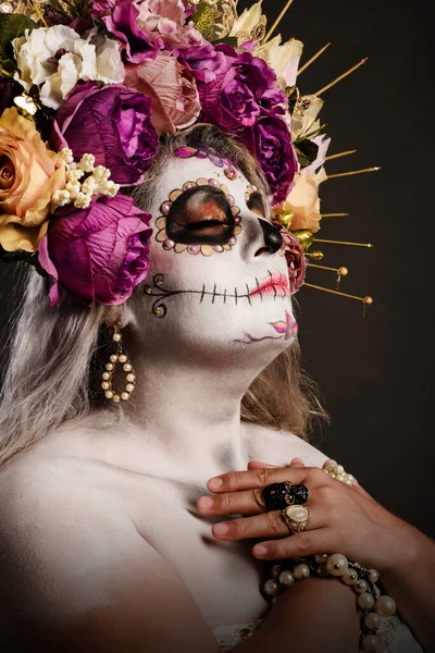 드레스를 카트리나 메이크업 여자의 스튜디오 초상화 두개골 메이크업 — 스톡 사진