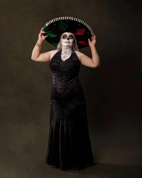 Retrato Una Mujer Maquillada Catrina Con Sombrero Charro Cráneo Azúcar — Foto de Stock