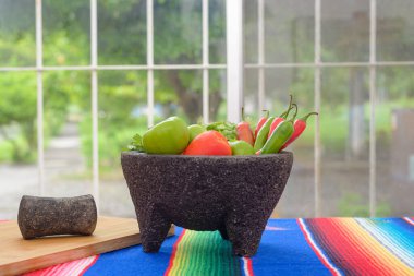 Renkli bir serapta sebzeli Molcajete. Acı sos için gerekli malzemeler.