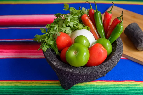 Molcajete Mit Gemüse Auf Einer Bunten Serape Zutaten Für Eine — Stockfoto