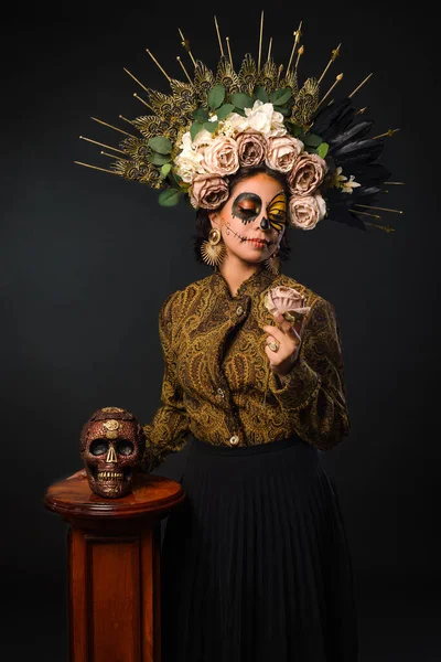Retrato Mujer Maquillaje Cráneo Azúcar Sosteniendo Cráneo Halloween Día Del — Foto de Stock