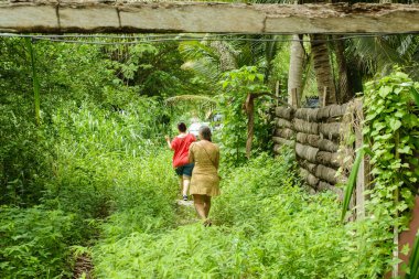 Kadınlar tarlada yürüyorlar..