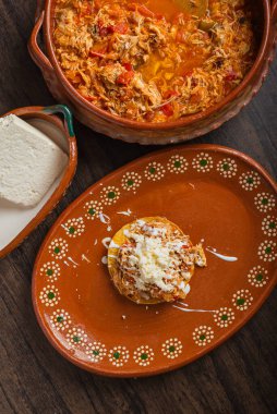 Taze peynirli ve kremalı otantik Meksika tavuğu tinga.