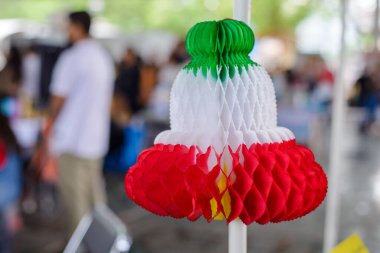 Meksika bayrağının renkleriyle üç renkli çan şeklinde kağıt süsleme. Meksika 'da Patrias Festivali Kutlaması.