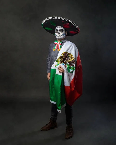 チャロハットを着てメキシコの国旗を見せるカトリンの肖像画 — ストック写真