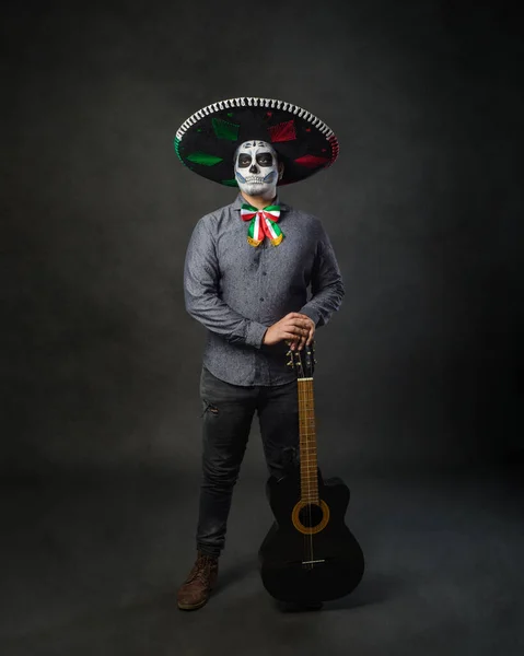 마리아치 모자와 기타와 Catrin의 초상화 전형적인 멕시코 — 스톡 사진