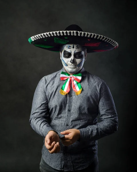 卡特琳头戴查尔斯帽的肖像 典型的墨西哥性格 死的日子和万圣节化妆 — 图库照片