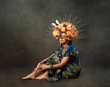 Kafatası şekeri makyajlı bir kadının portresi. Ölülerin ve cadılar bayramı karakterinin karanlık arka planı.