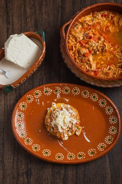 Taze peynirli ve kremalı otantik Meksika tavuğu tinga.