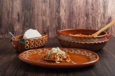 Taze peynirli ve kremalı otantik Meksika tavuğu tinga.