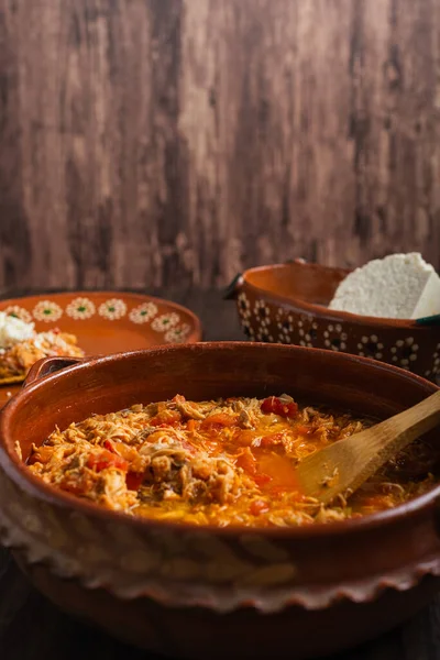 Otantik Meksika Tavuğu Tinga Tipik Bir Meksika Yemeği Tahta Masadaki — Stok fotoğraf