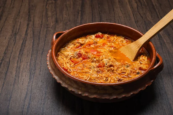 真正的墨西哥鸡丁 典型的墨西哥食品 在木桌上的黏土锅里准备 — 图库照片