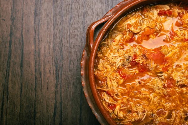 真正的墨西哥鸡丁 典型的墨西哥食品 在木桌上的黏土锅里准备 — 图库照片