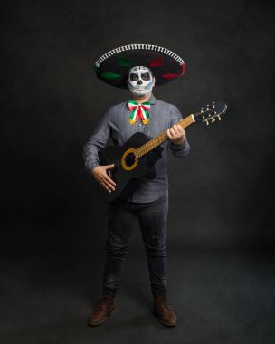 Mariachi şapkalı ve gitarlı Catrin 'in portresi. Ölüler günü. Tipik Meksika karakteri.