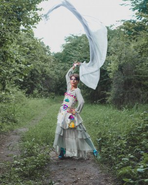 Kırsal alanda bir travestinin portresi. İkili cinsiyet içermeyen birinin portresi doğayla etkileşim halinde..