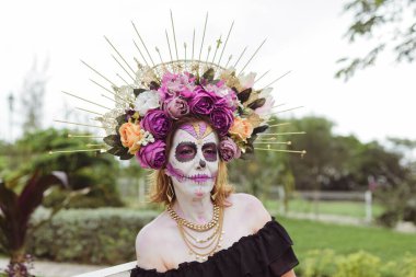 Catrina kılığına girmiş bir kadın. Meksikalı kadın, ölüm bayramı için kendini Catrina olarak tanıttı. Kırsal manzara.